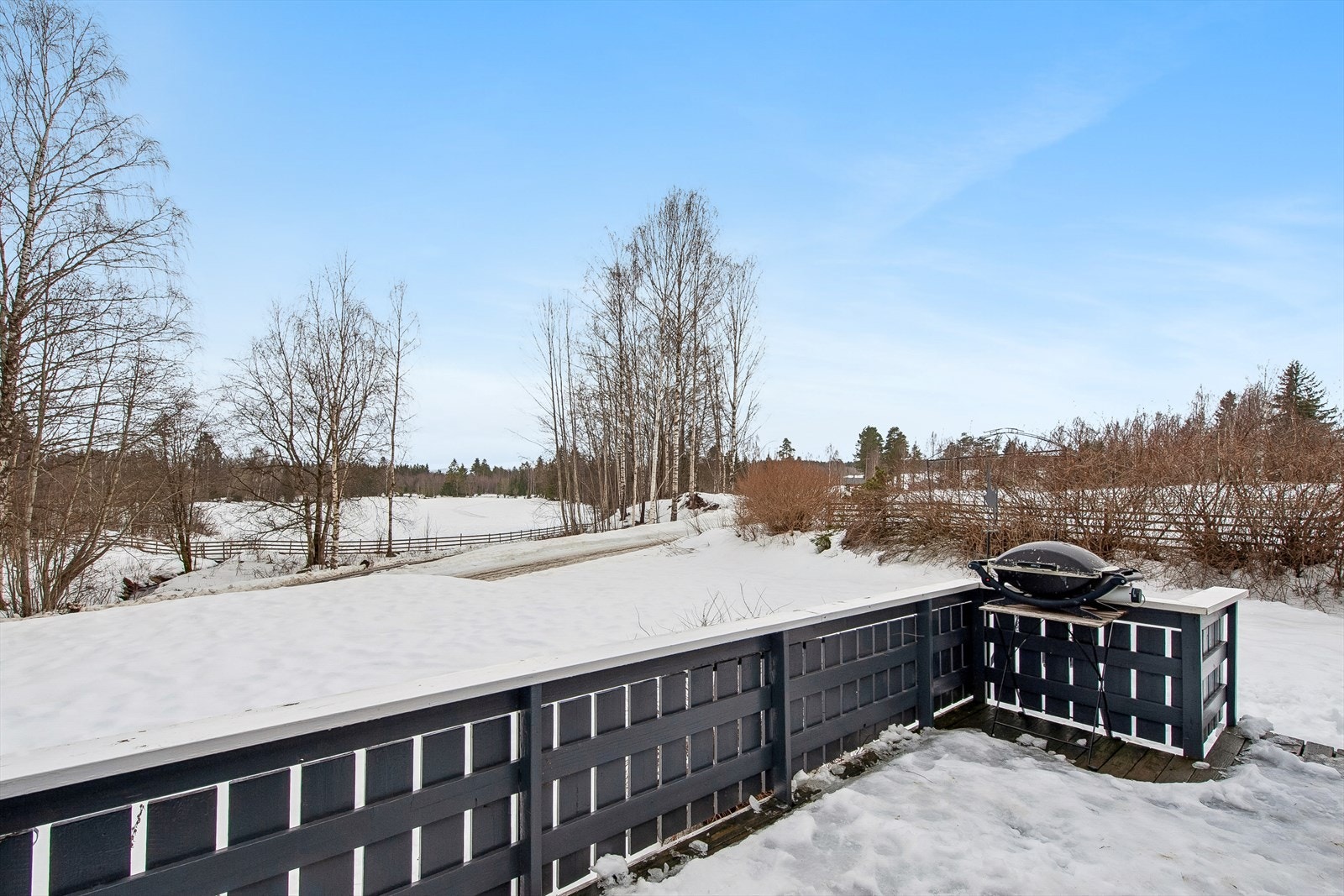 Fra terrassen har man utsikt over nærområdet og de landlige omgivelsene. Galleribilde