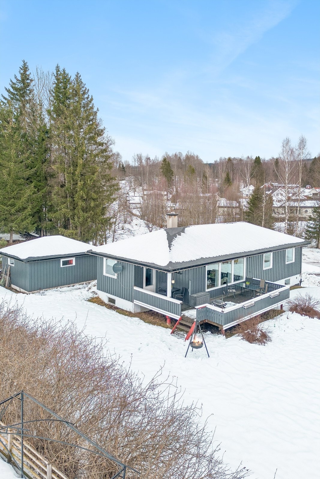 Enebolig fra 1982 med en frittstående garasje på 28 m². Galleribilde