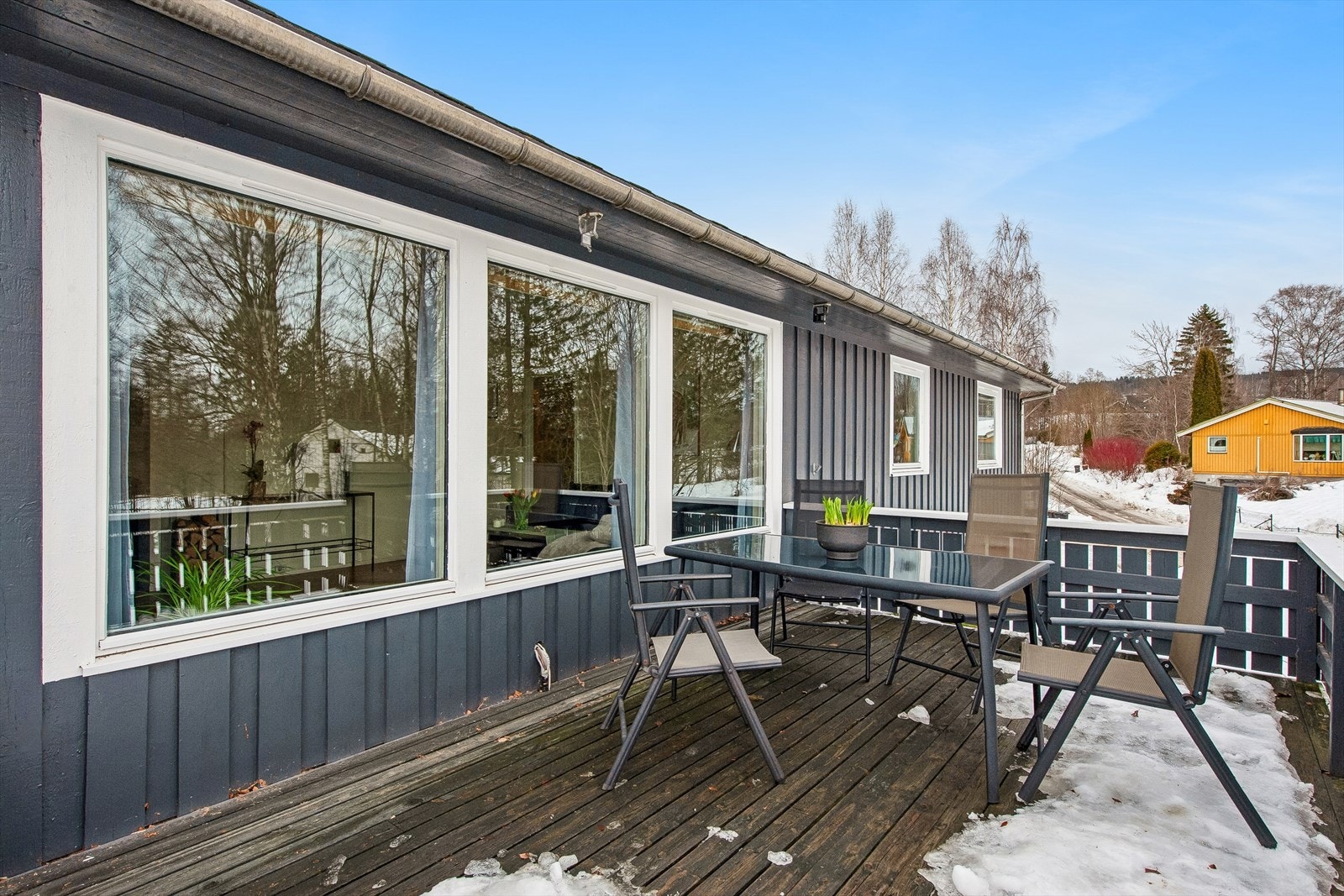 Terrassen på 28 m² er bygget i treverk og har god plass til utemøbler og grill. Galleribilde