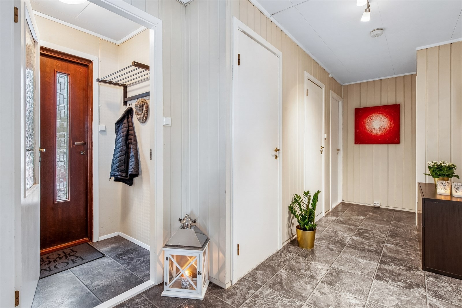 Fra vindfanget kommer du inn i en romslig gang som fordeler tilgang til boligens rom. Galleribilde
