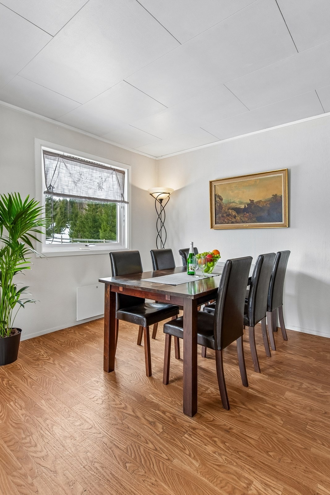 Spisestuedelen har god plass til et langbord for hyggelige sammenkomster. Galleribilde