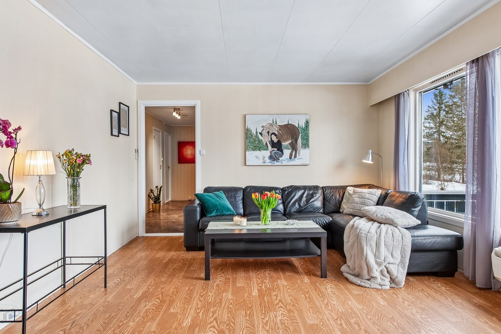 Stuen er et lyst og romslig oppholdsrom med plass til en stor sofagruppe. Galleribilde