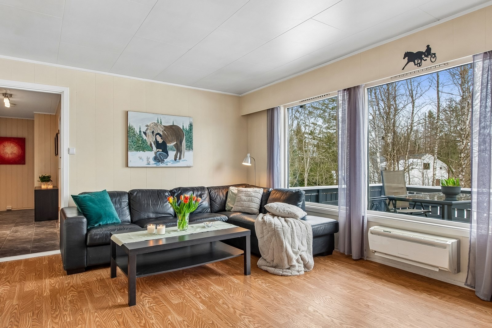 Fra stuen er det direkte utgang til en stor terrasse på 28 m² via en malt balkongdør. Galleribilde