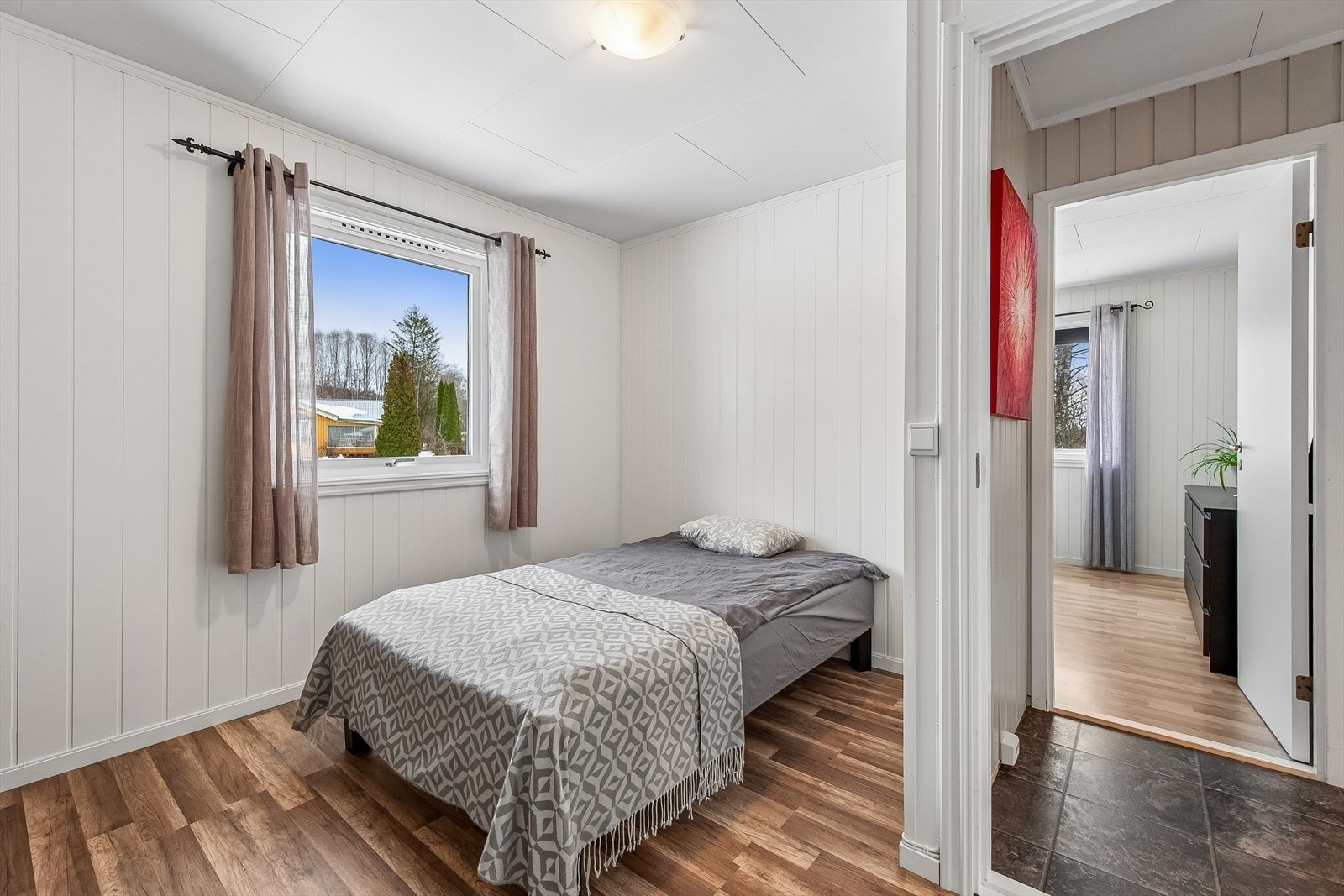 Boligen har totalt tre soverom, alle praktisk plassert i første etasje. Galleribilde