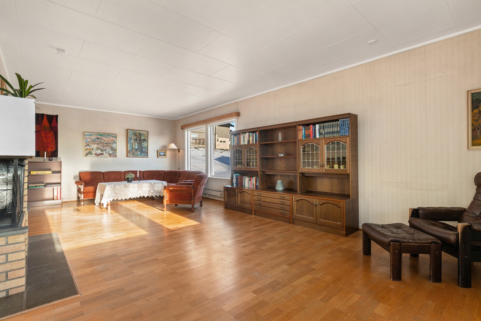 God plass til både sofagruppe og spiseplass i den romslige stua. Galleribilde