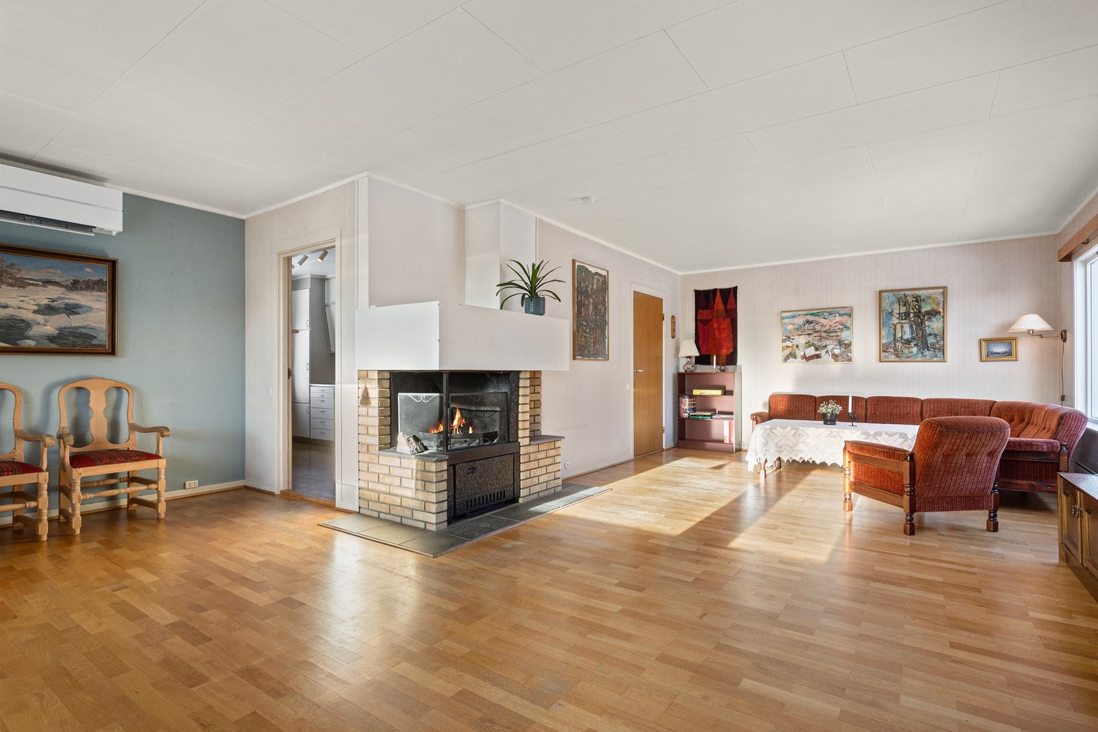 Lys og romslig stue med naturlig samlingspunkt for hele familien. Galleribilde