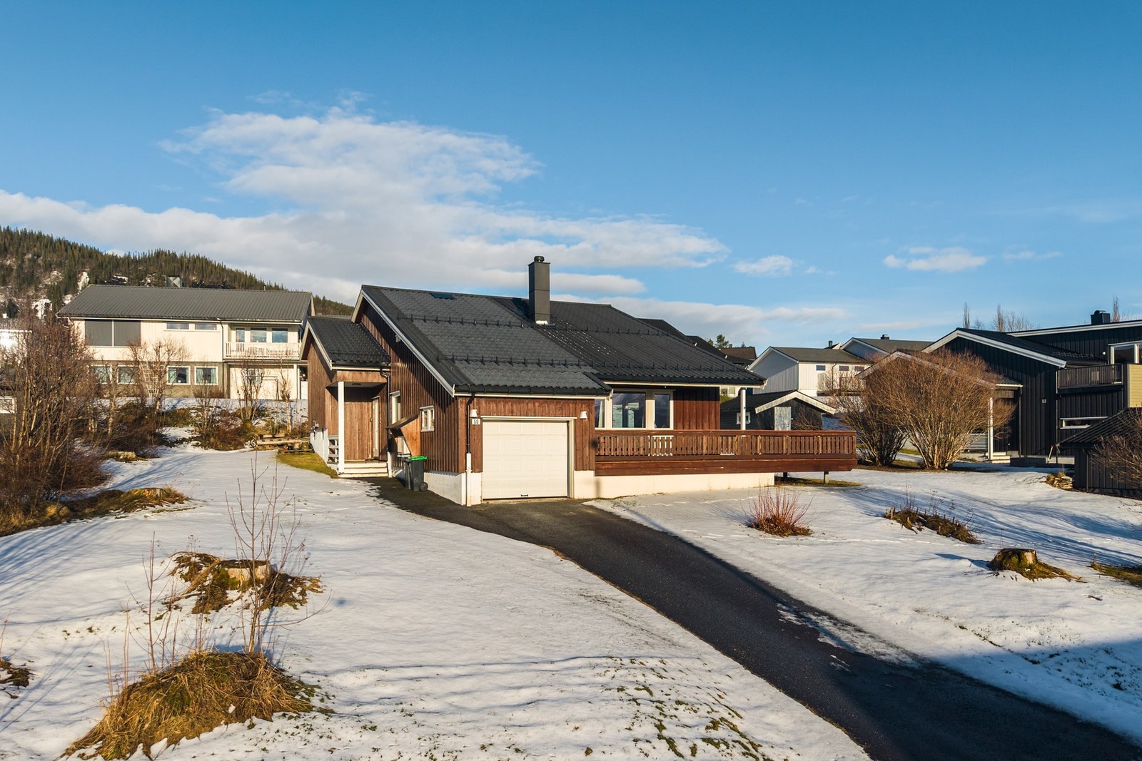 EIE eiendomsmegling har gleden av å presentere Mjølanveien 50 - En teknisk solid enebolig med attraktiv og familievennlig beliggenhet på Mjølan. Foto: Kathinka Kapfjell Herbst. Galleribilde