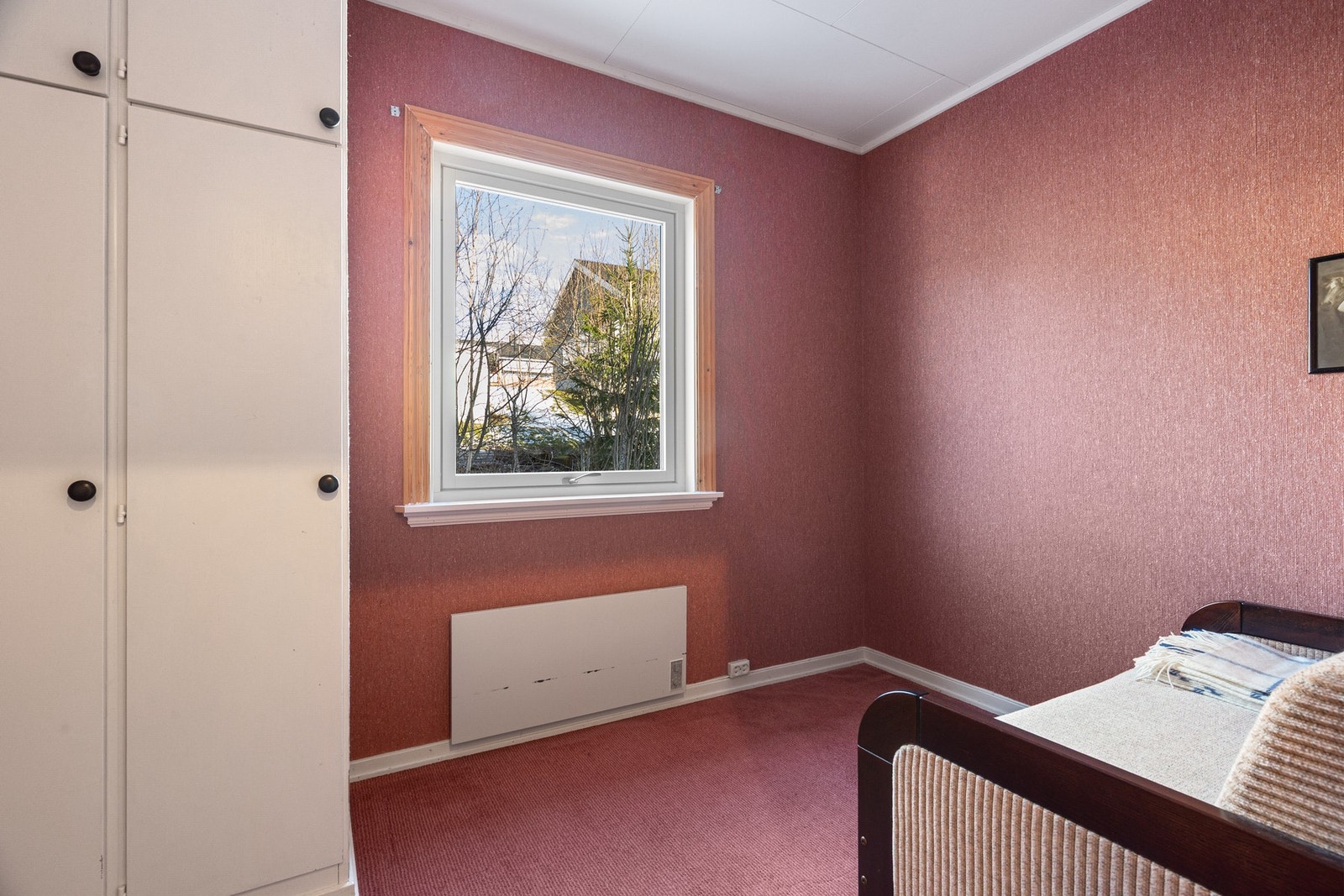 Flere av rommen i boligen er som en reise i tiden, og flere av overflatene og stilen er fra byggeår. Selger har heller lagt vekt på de viktige tingene slik som løpende oppgradering med blant annet nye vinduer i stue (2023), varmepumpe (2022), oppgradert e Galleribilde