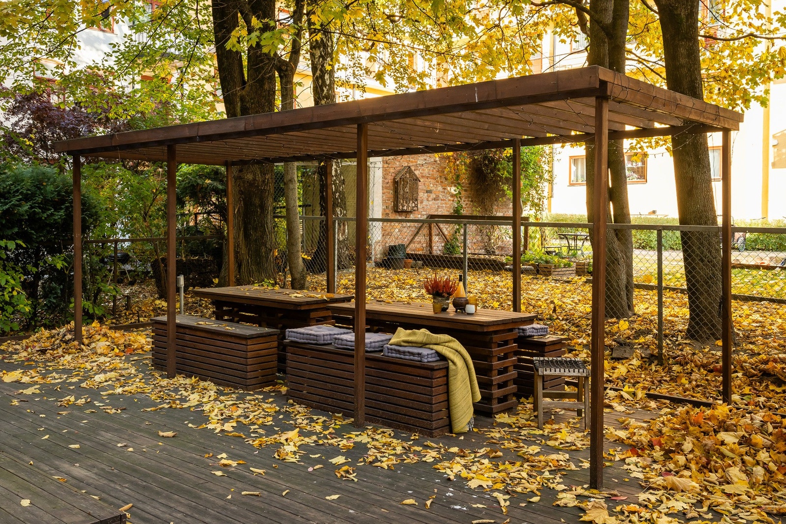Borettslaget har en stor, frodig bakgård som er opparbeidet med sittegrupper, pergola, plen og beplantning. Galleribilde