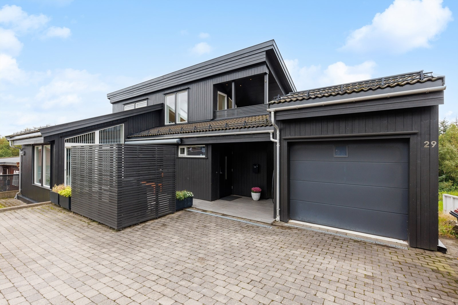 Garasje med automatisk port og elbillader fra 2022. Galleribilde