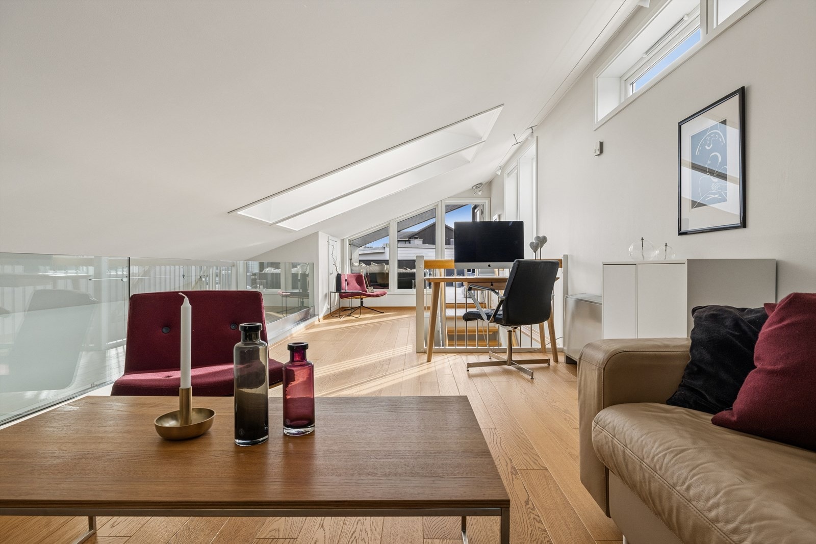 Loftstuen har lekkert glassrekkverk og flere vindusflater som gir et herlig lys. Galleribilde