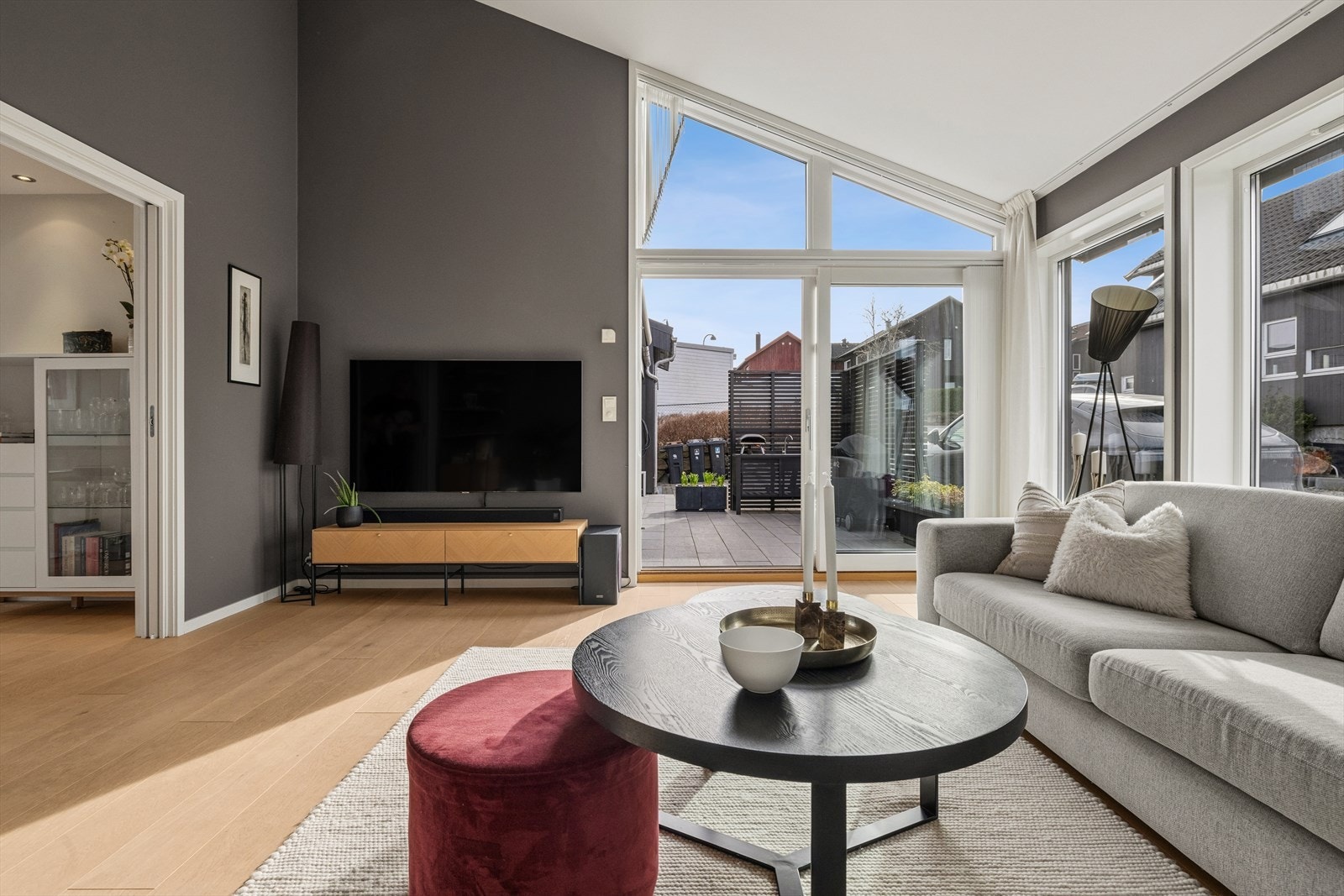 Utgang til terrasse gir enkel tilgang til uteområdet fra oppholdsrommet. Galleribilde