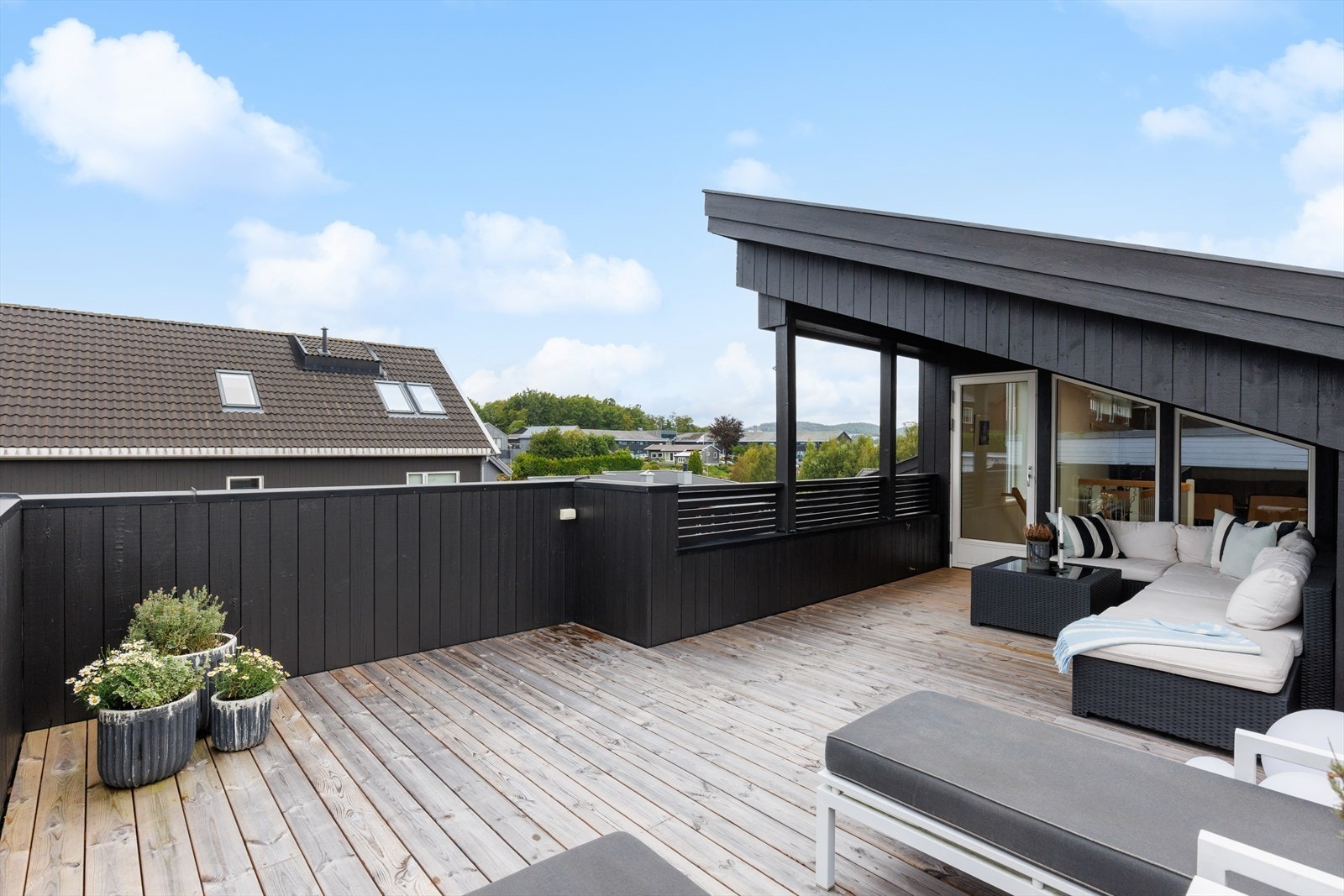 Takterrassen gir utsikt over nærområdet og har god plass for utemøbler. Galleribilde