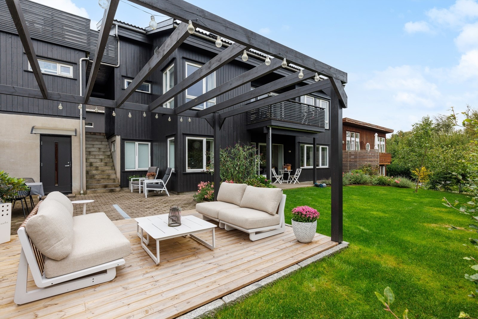 Herlig hage i front med pergola fra 2022. Galleribilde