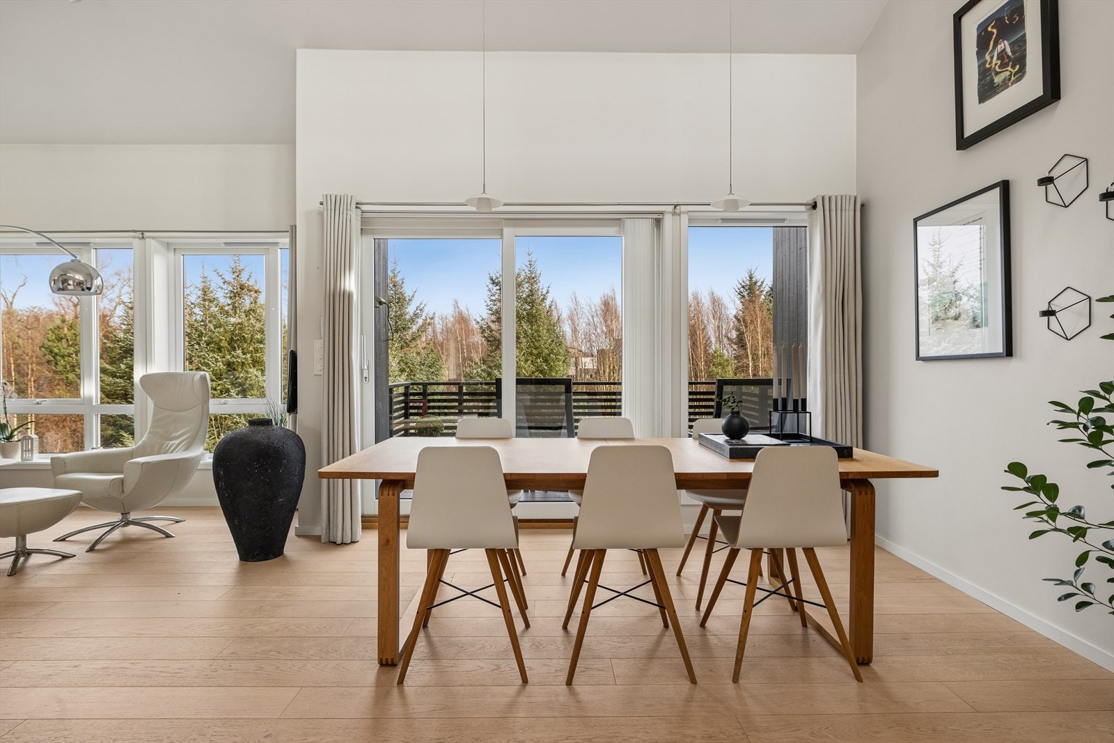 Spiseplassen har utsyn mot grøntområde gjennom store vinduer. Galleribilde
