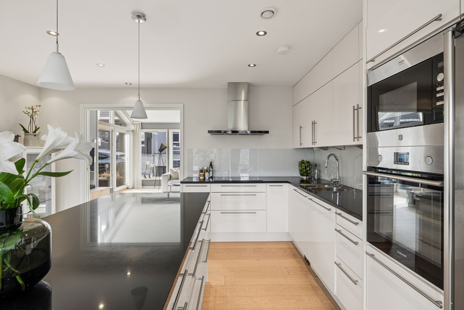 Integrerte hvitevarer og frittstående kjøleskap medfølger salget. Galleribilde