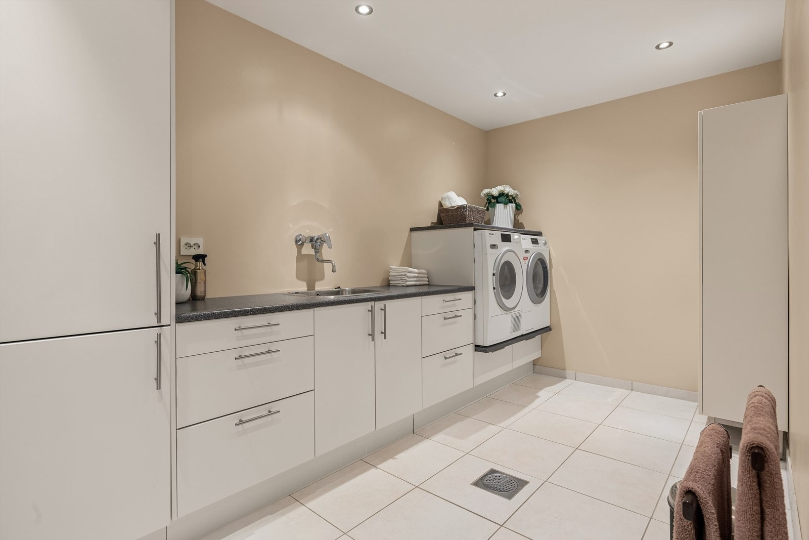 Innenfor badet ligger et stort vaskerom med god plass til alt en familie måtte trenge! Galleribilde