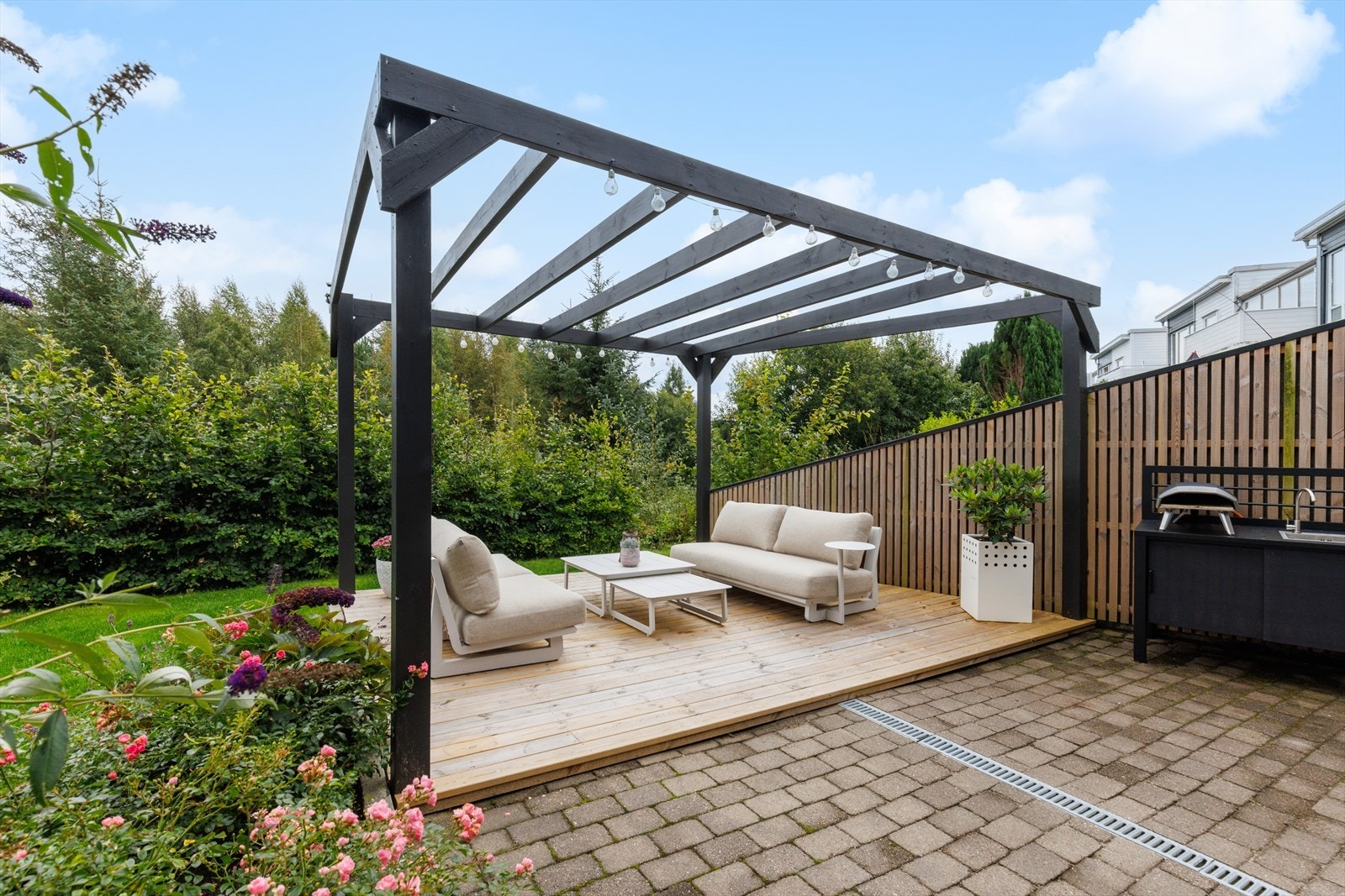 Det er hagebelysning i hagen som skaper god atmosfære ut mot friareal. Galleribilde