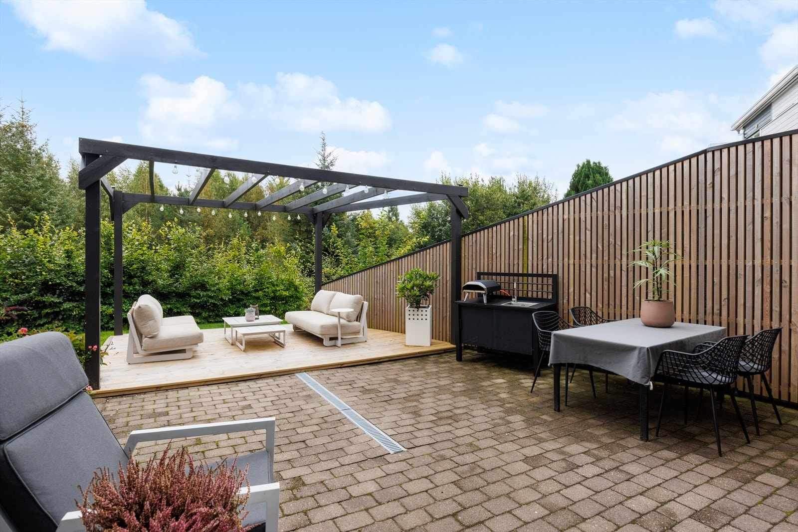 Uteområdet har plass for både sittegruppe og spiseplass, ideelt for sosiale sammenkomster. Galleribilde