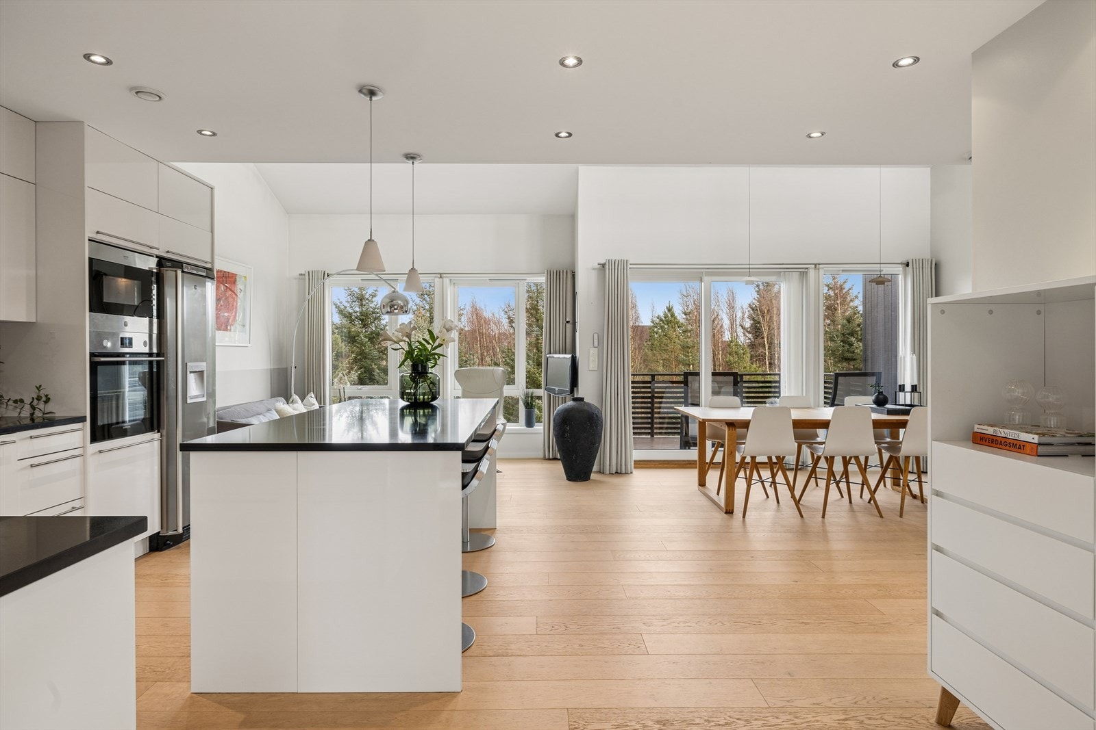 Spiseplass med utsikt mot uteområdet gir en hyggelig atmosfære. Galleribilde