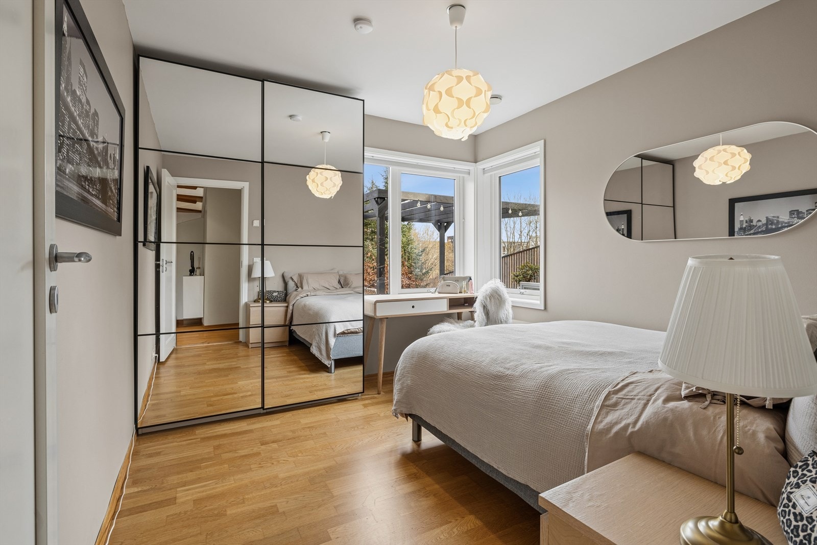 Rommene er malt i lyse, behagelige farger. Galleribilde