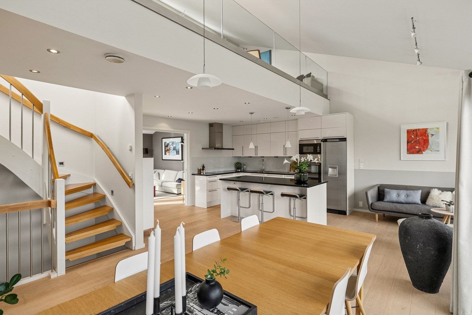 Solid heltre trapp forbinder de forskjellige etasjene. Galleribilde