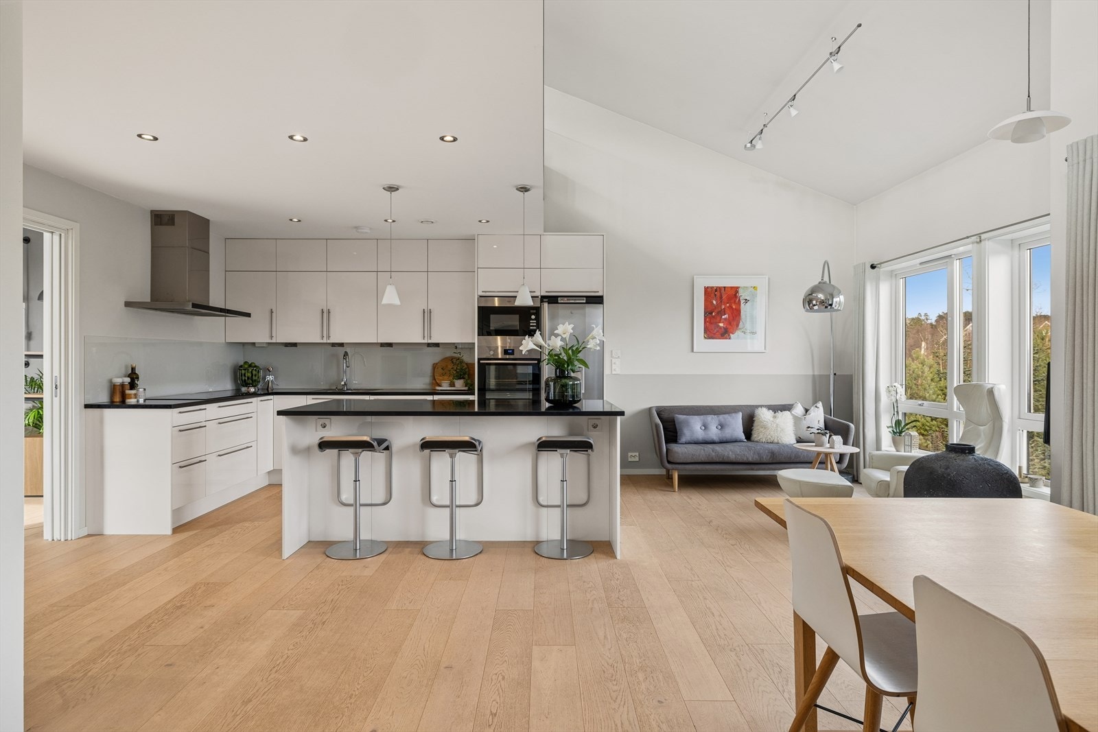 Boligen holder en gjennomgående god standard med bl.a. vannbåren varme, balansert ventilasjon, en-stavs parkettgulv i stue, glassrekkverk, ekstra takhøyde i flere rom og nøye gjennomtenkte materialvalg. Galleribilde