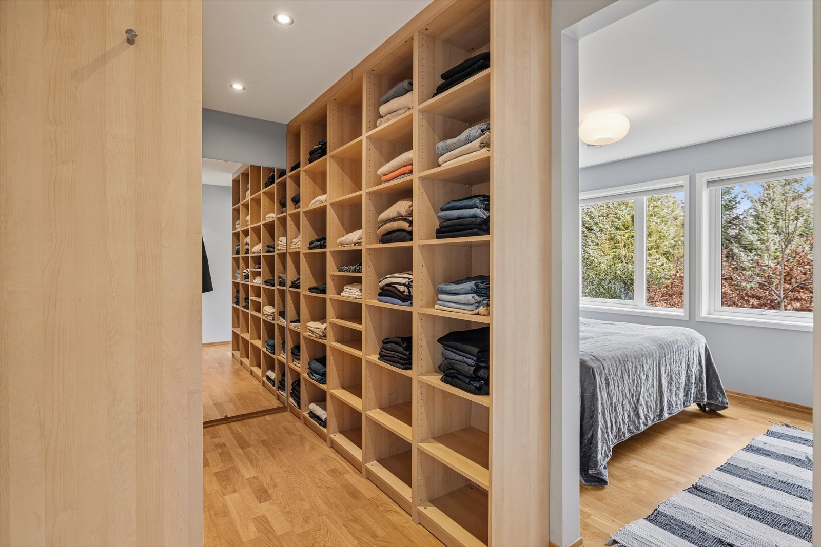 Garderobeløsning med åpne hyller gir effektiv oppbevaring i tilknytning til hovedsoverommet. Galleribilde