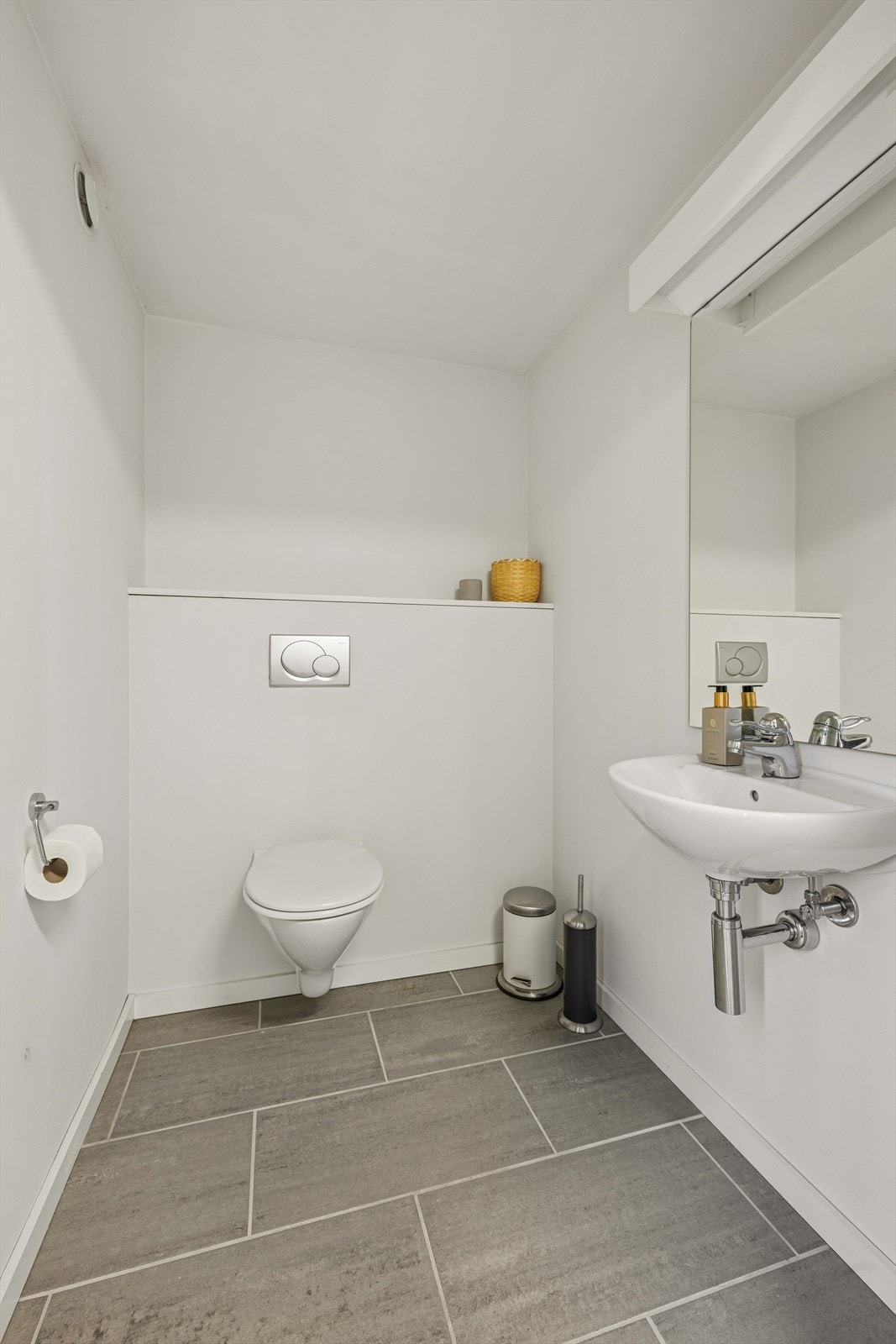 Toalettrommet har flislagt gulv og vegghengt wc. Galleribilde