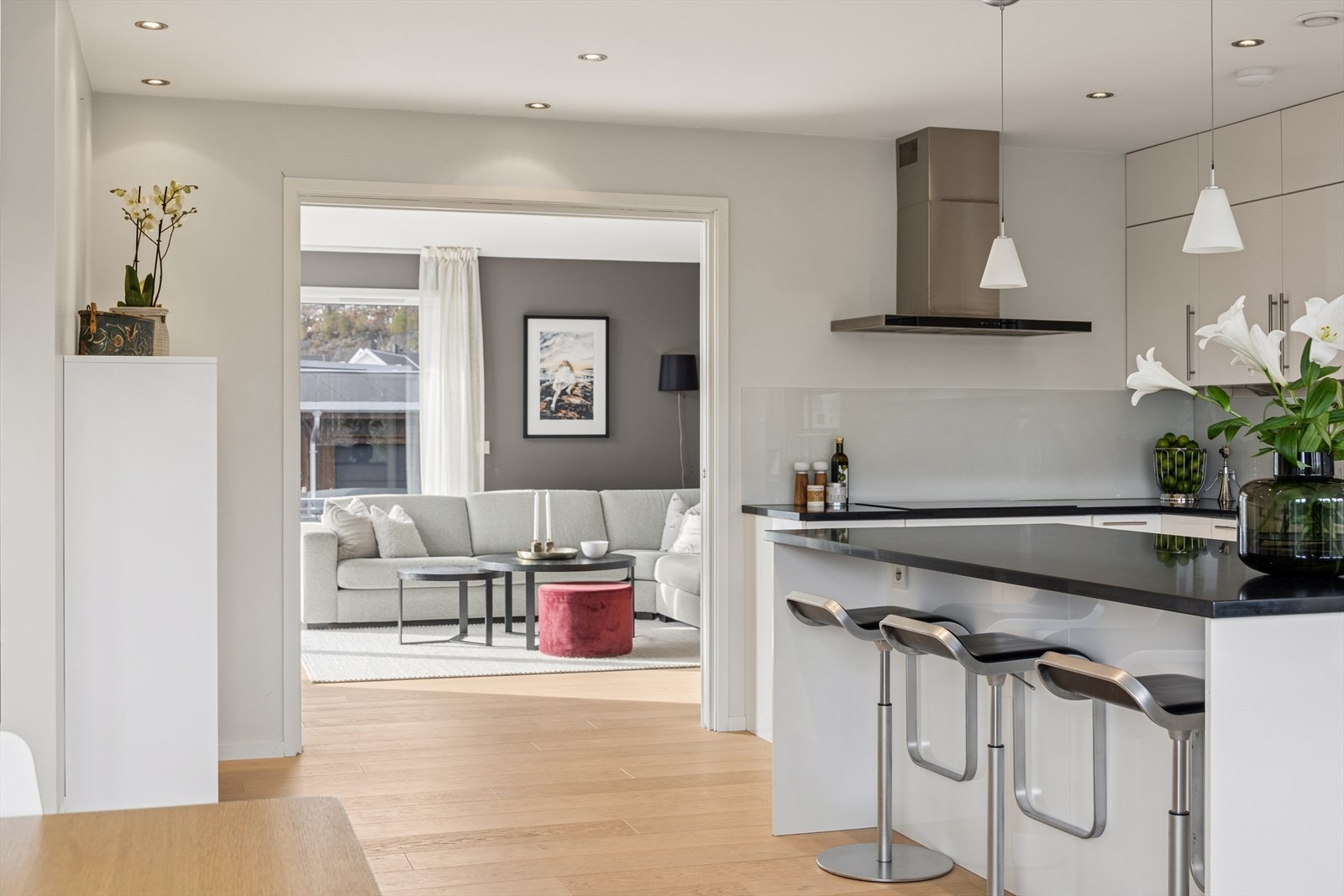 Direkte forbindelse til stuen med doble skyvedører som kan lukkes helt. Galleribilde