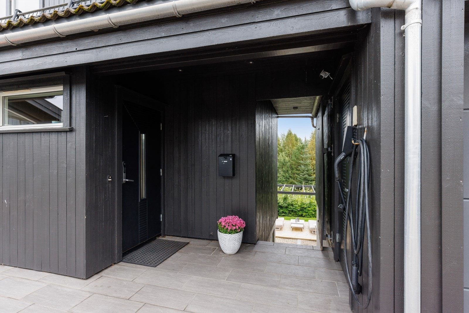 Praktisk overbygget inngangsparti med trapp ned til hagen. Galleribilde