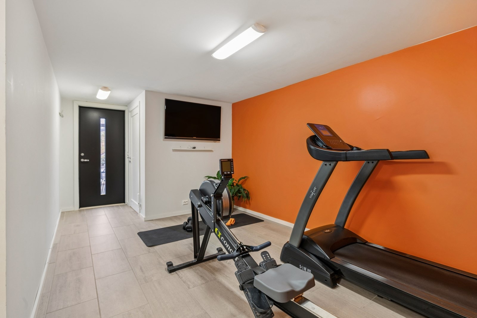 Treningsrommet har en praktisk utgang til uteområdet. Det gjøres oppmerksom på at rommet er godkjent til bod. Galleribilde