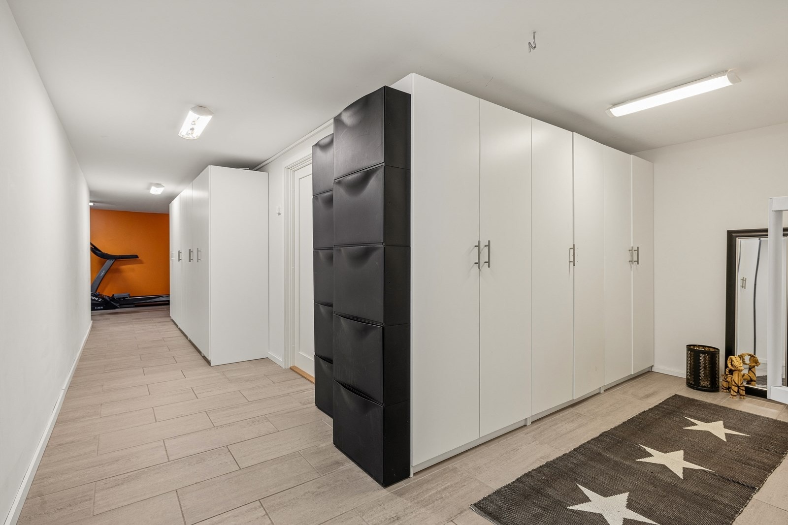 Areal med garderobeskap og bod på siden er ikke tegnet inn i godkjente tegninger. Se punkt ferdigattest i salgsoppgaven. Galleribilde