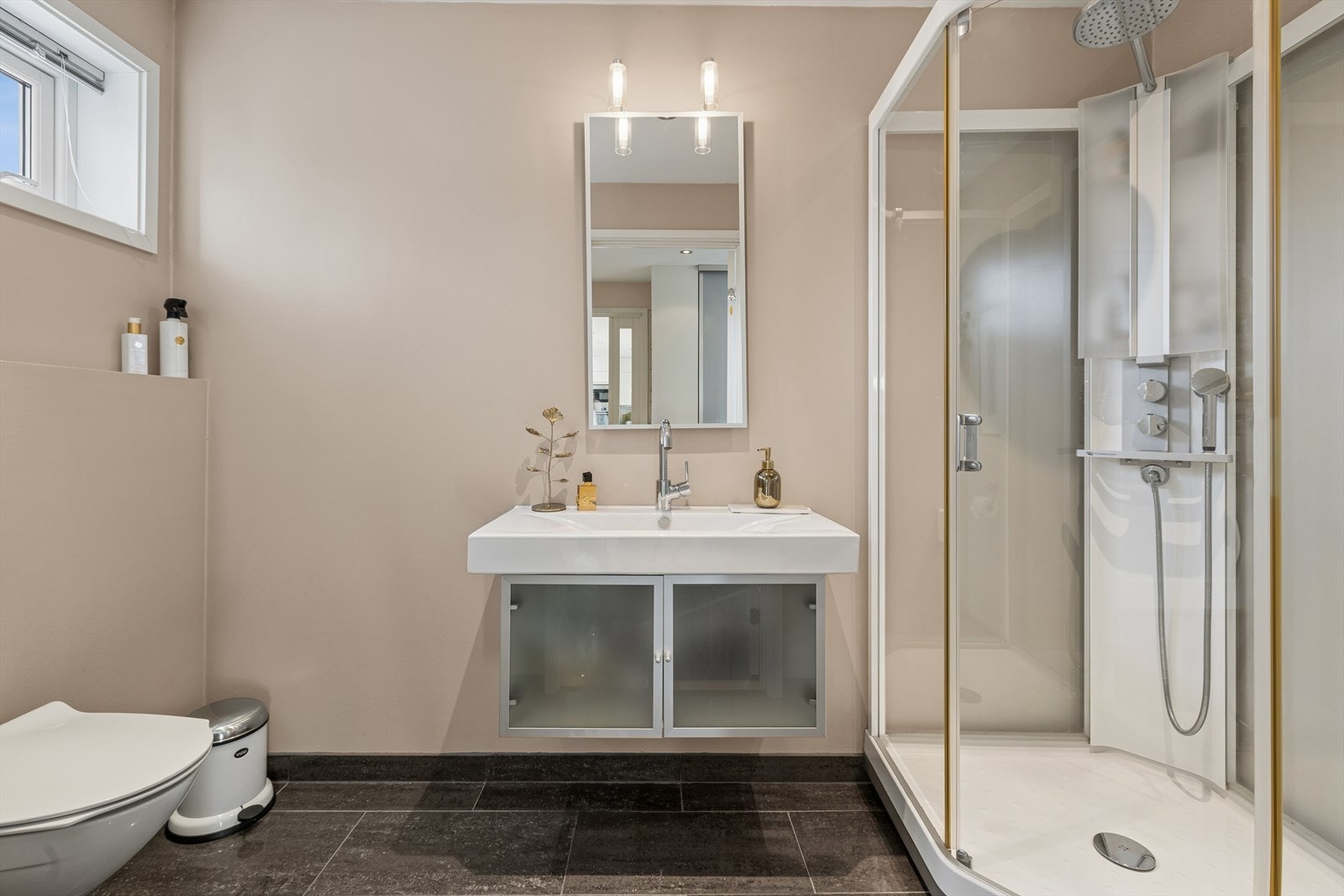 Baderommet i denne etasjen har flislagt gulv med vannbåren varme. Galleribilde