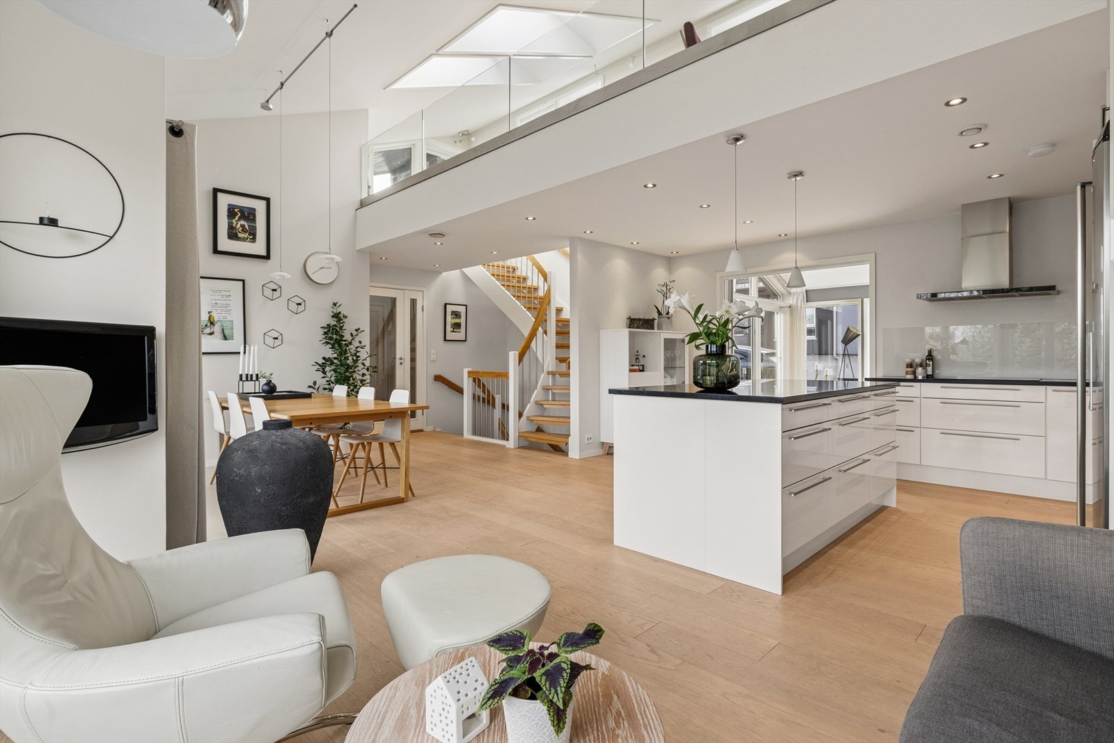 En romslig, arkitekttegnet enebolig fordelt over tre etasjer, med funksjonelle og familievennlige løsninger. Galleribilde