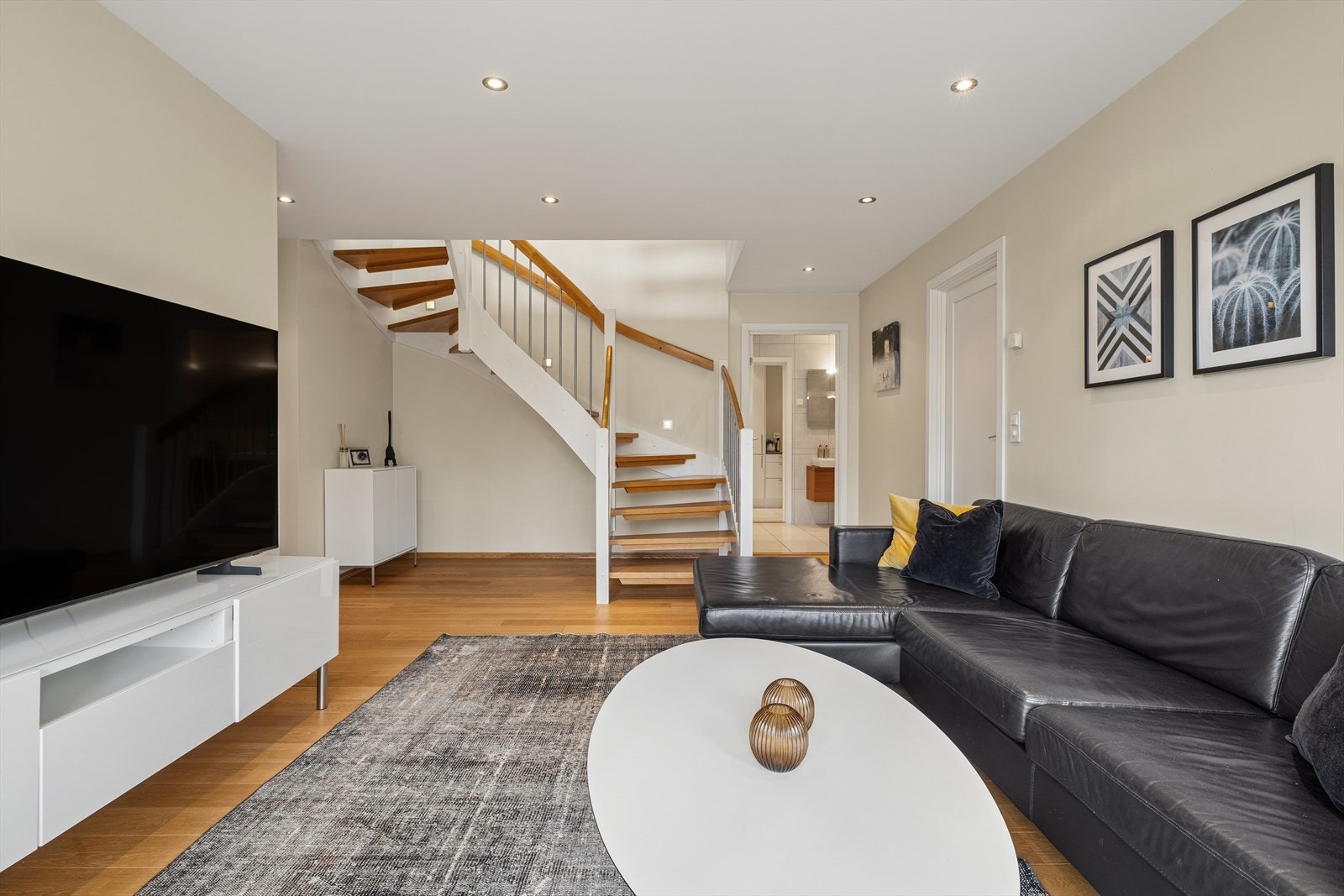 I underetasjen finner vi tre soverom, stue, stort bad, vaskerom og boder. Galleribilde