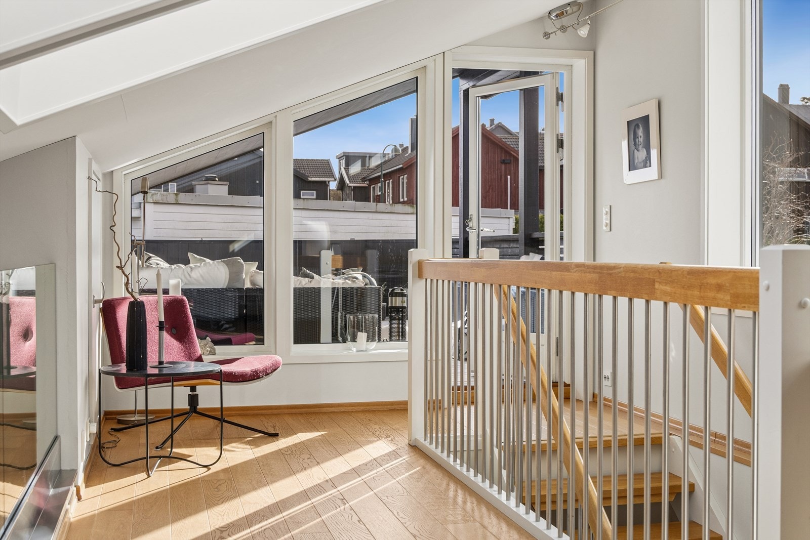 Videre opp i loftsetasjen er det hems med utgang til takterrasse. Galleribilde