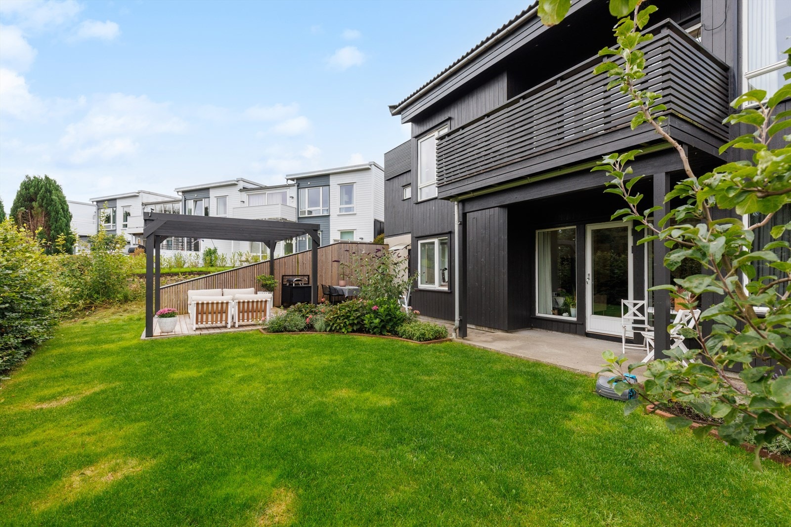 Velholdt hage og terrasse gir gode muligheter for avslapning og utendørs aktiviteter. Galleribilde