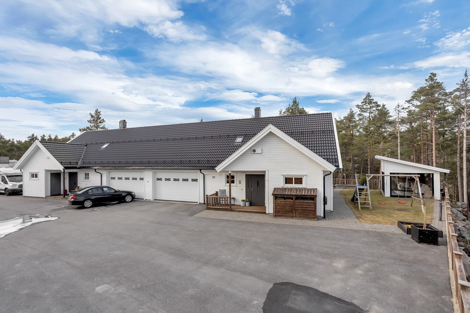 Garasje på ca. 33m² med bod ca. 10m² og utvendig bod på ca. 4m² ved inngangspartiet. Galleribilde