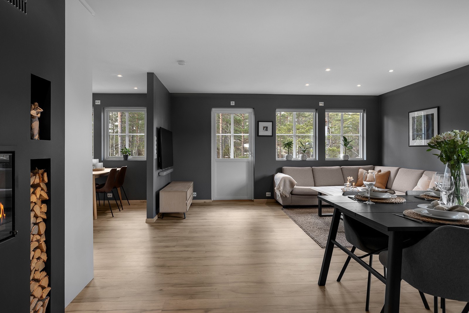 Flere store vinduer som gir mye naturlig lys. Galleribilde