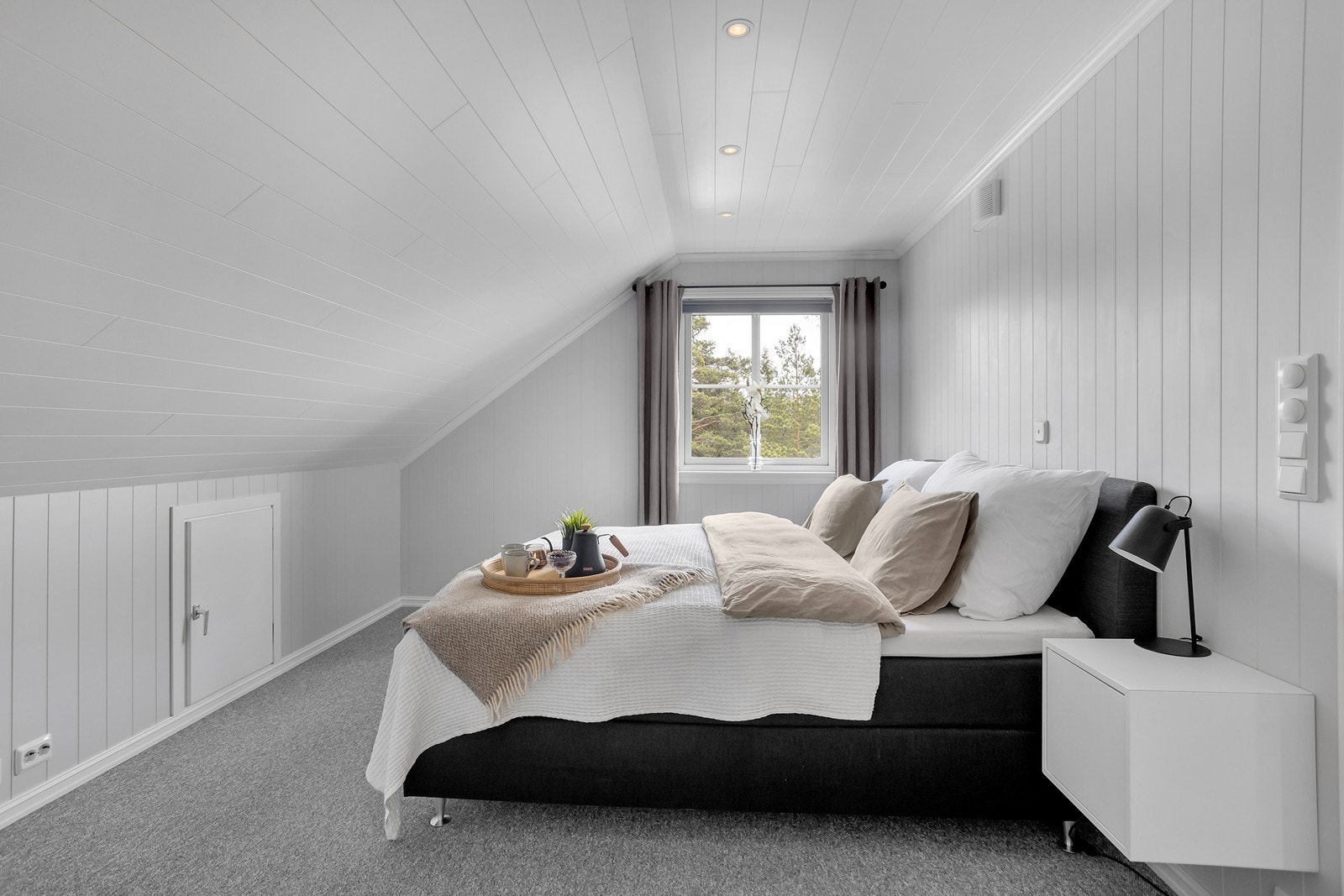 2 gode soverom med teppe på gulv. Galleribilde