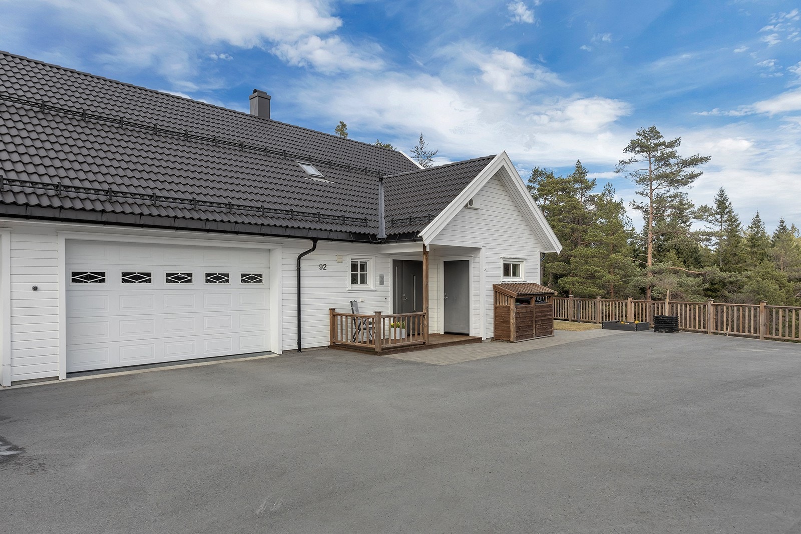 Boligen er av nyere dato, holder en god standard og går over 2 plan. Galleribilde