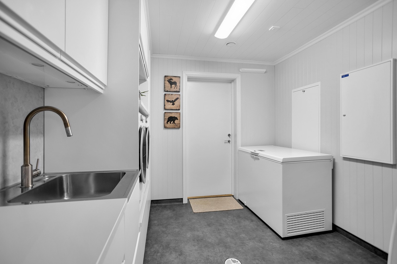 Praktisk vaskerom med direkte utgang til garasje på ca. 33m² og bod på ca. 10m². Rommet har innredning med nedfelt servant og opplegg for vaskemaskin. Varme i gulv. Galleribilde