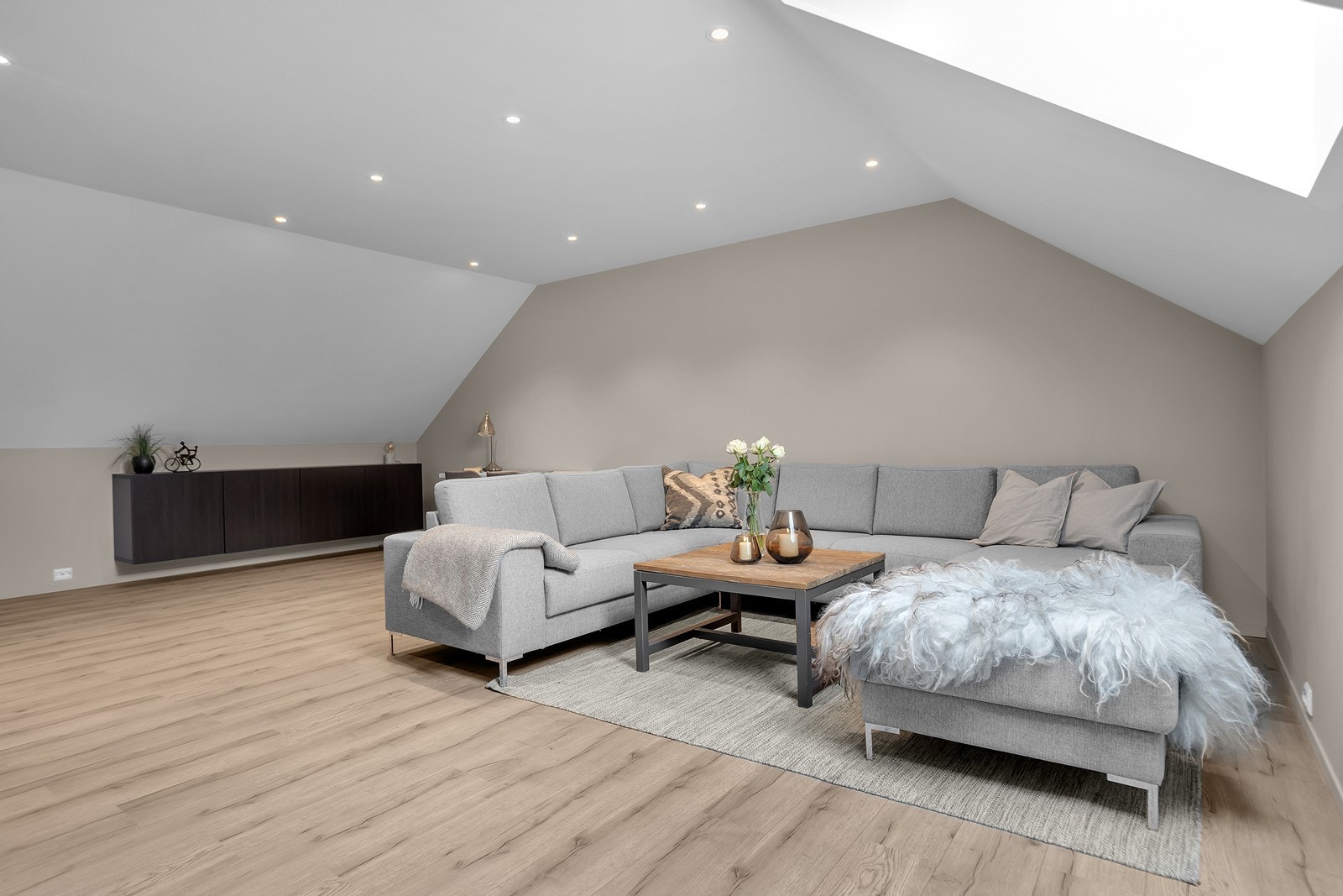 Hyggelig loftstue i lune fargevalg og med laminatgulv. Varme i gulv. Galleribilde