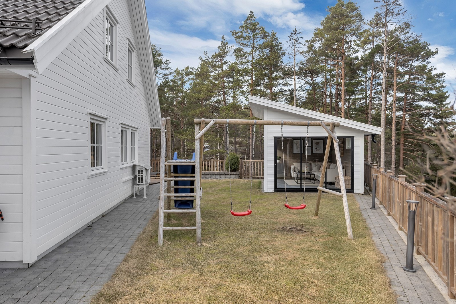 Felles eiet tomt på ca. 1 276m². Tomten er opparbeidet med asfaltert gårdsplass, belegningsstein, plen og diverse beplantninger. Galleribilde