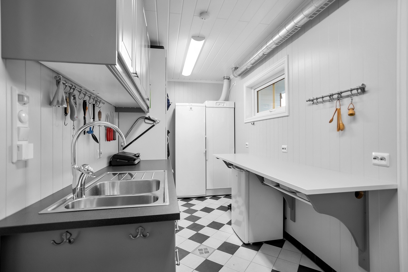 Bod i garasje på ca. 10m² med nedfelt servant og innredning. Her har man god lagringsplass. Galleribilde