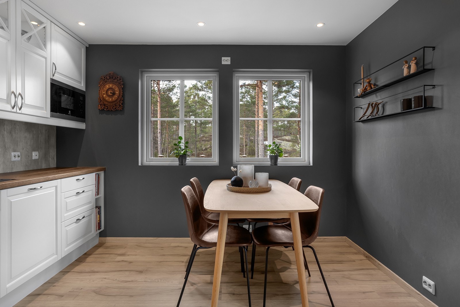 Plass til hyggelig spisegruppe ved vinduet. Galleribilde