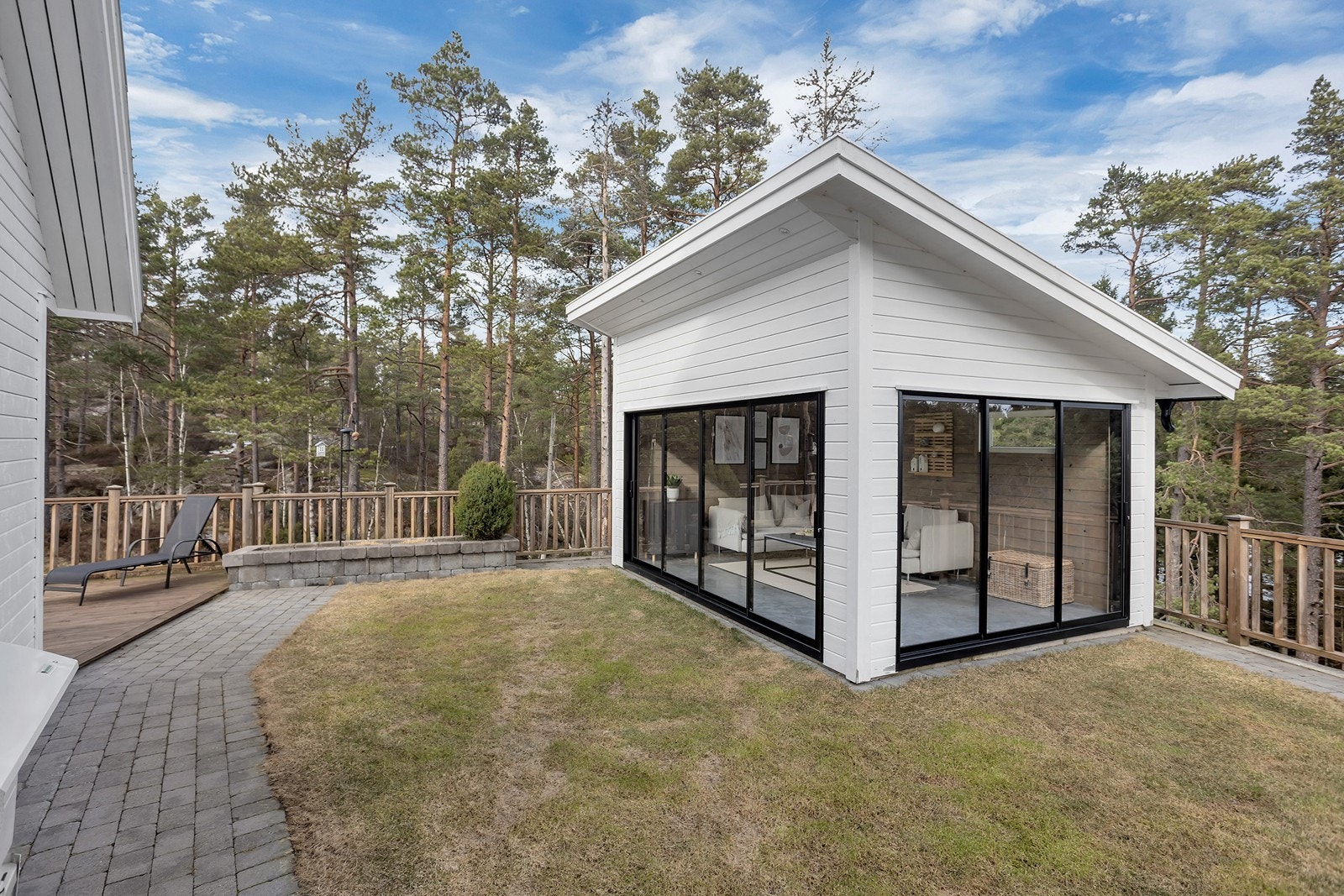 Nyere hagestue på ca. 15m² (ikke byggesøkt). Galleribilde