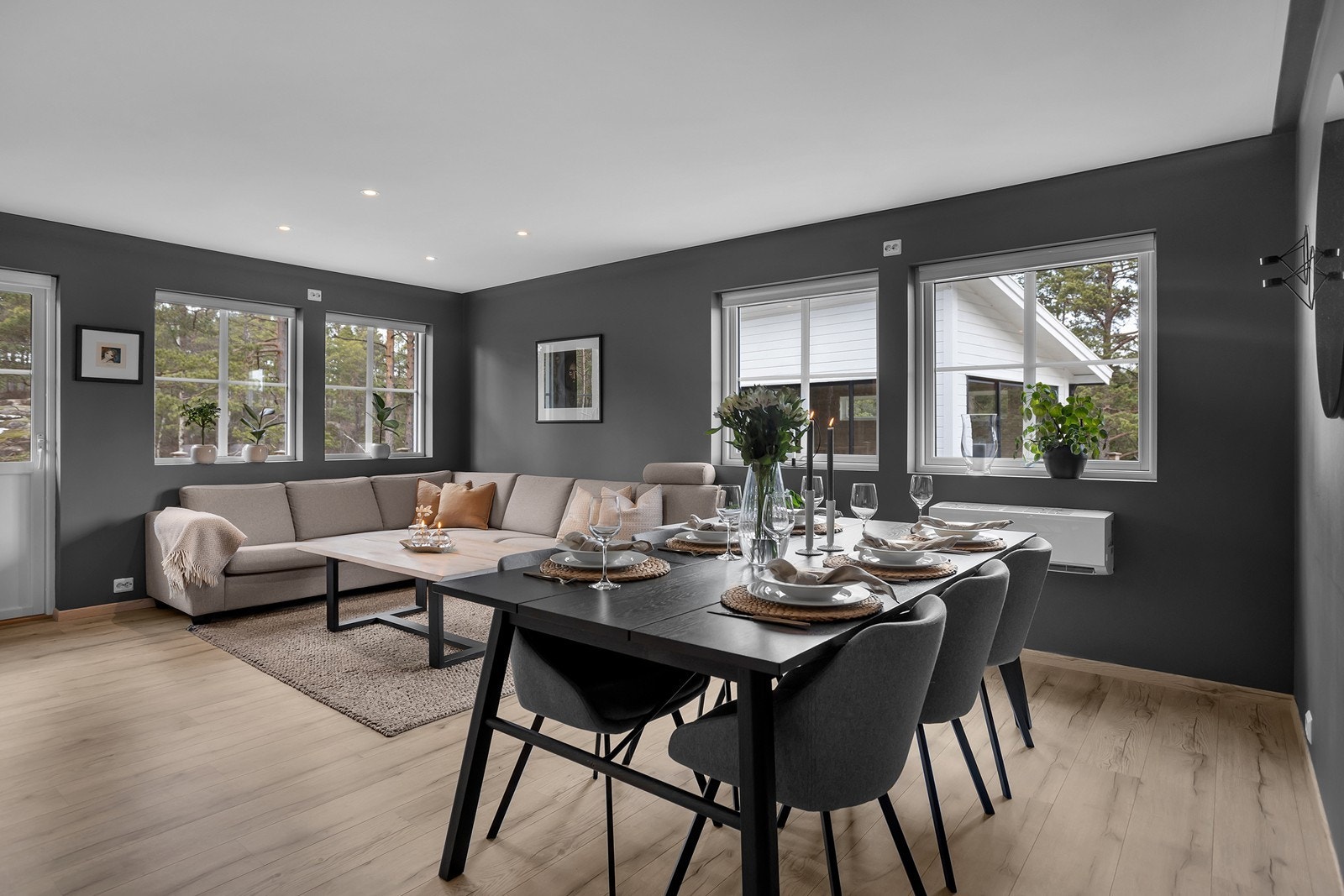 God plass til både spisegruppe og sofagruppe. Galleribilde
