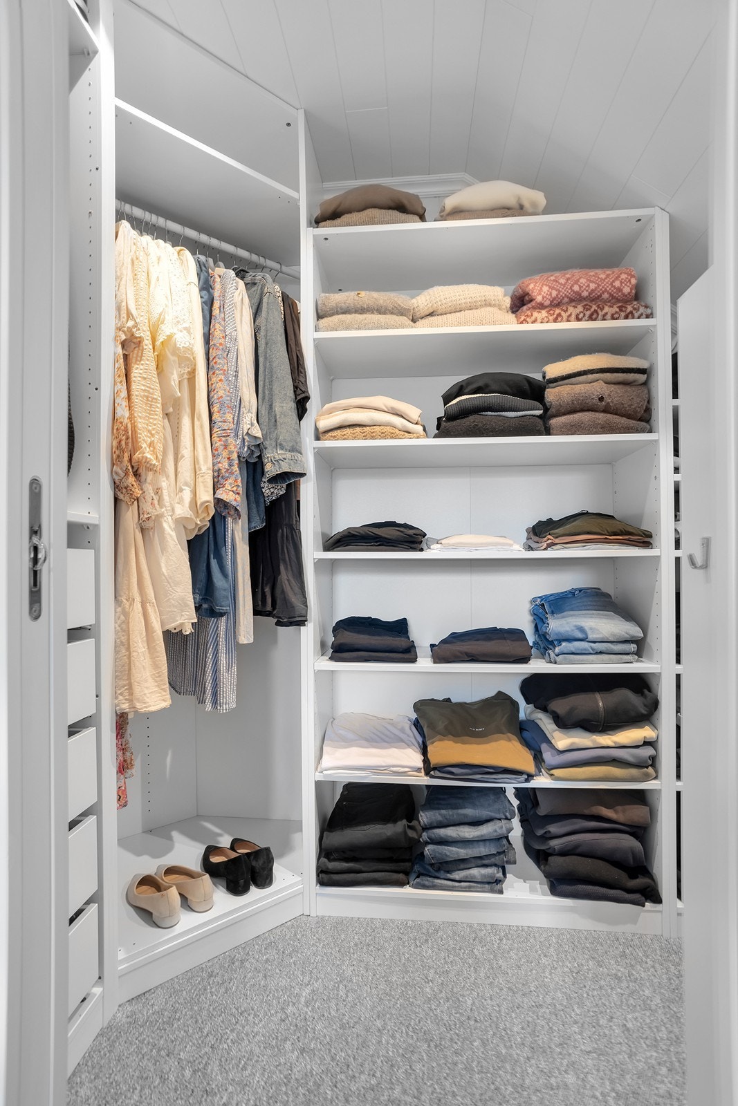 Fra hovedsoverommet har man inngang til walk-in-closet. Galleribilde